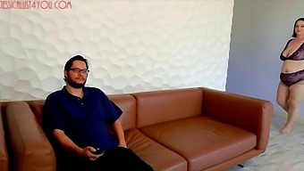 Érett Szépség Nagy, Természetes Mellekkel Készen Áll A Kemény Akcióra