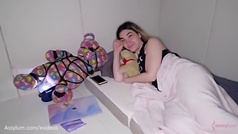 Lexi Grey, Eine Weibliche Keuschheitssklavin, Bekommt Eine Morgenurin-Portion, Bevor Sie Grob Anal Penetriert Und Mit Sperma Verziert Wird