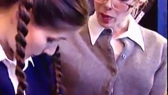 Gamle Og Unge Lesbiske Hengiver Sig Til College Lesbisk Sex