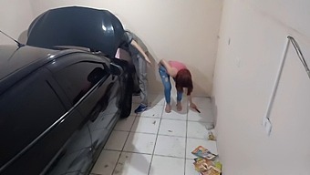 رئیس و مشتری در حین بازدید از محل کار مکانیکی که شارژ جنسی داشت، برانگیخته شدند!