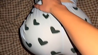 الأخت الزوجة في بيجامات تحصل من الخلف على الجنس والتسجيل