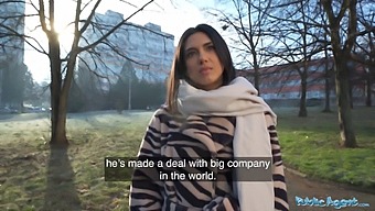 Študentka Grobo Pofafa In Dobi Obrazno Spermo V Javnosti