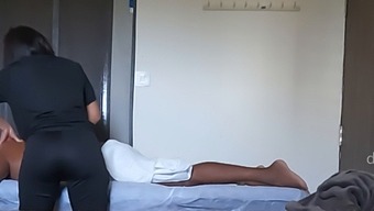Erotisk Indisk Spa-Behandling För Manipuri-Tjej